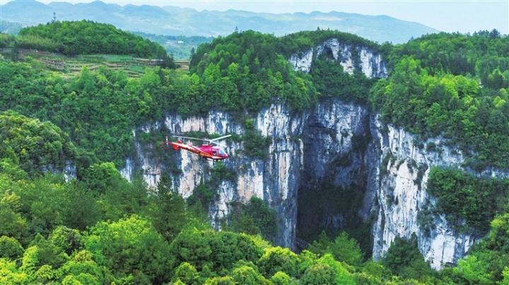 游客乘坐直升机高空俯瞰景区。代君君 摄