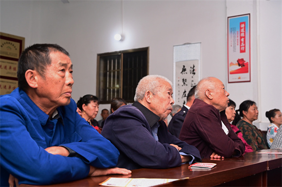 村民認(rèn)真傾聽。李市鎮(zhèn)供圖 第1眼TV-華龍網(wǎng)發(fā)