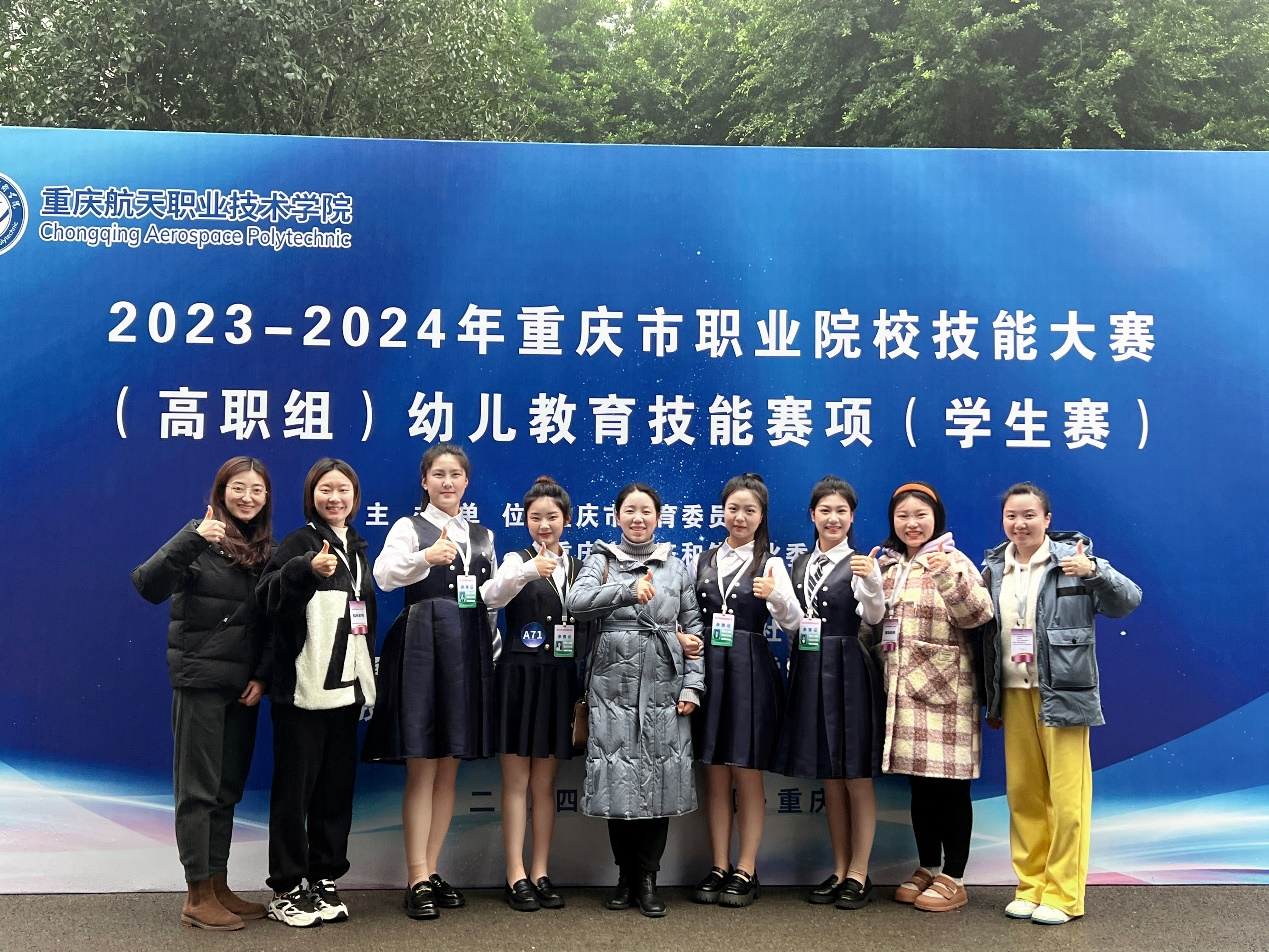 一群人站在人的照片上写着字
AI 生成的内容可能不正确。