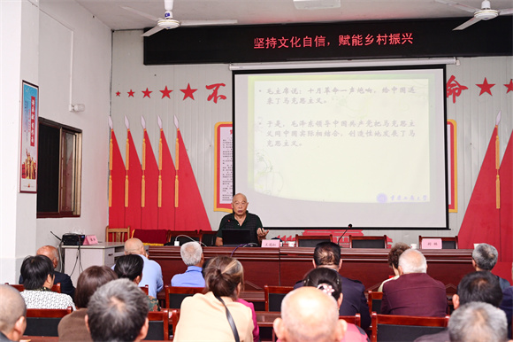 王逸虹教授講專題黨課。李市鎮(zhèn)供圖 第1眼TV-華龍網(wǎng)發(fā)