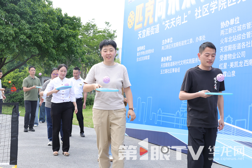 學員們體驗匹克球。實習生 姜好 攝