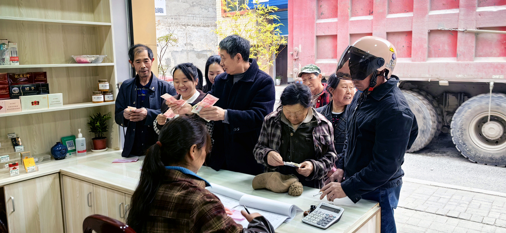 村民在雞鳴茶業收購點結算費用。受訪者供圖