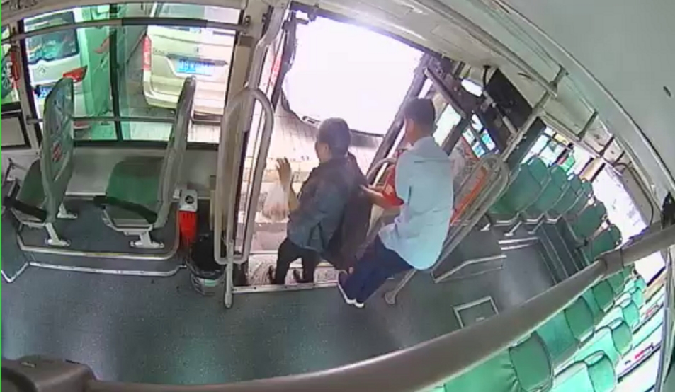 驾驶员吴贤春搀扶老人下车。视频截图