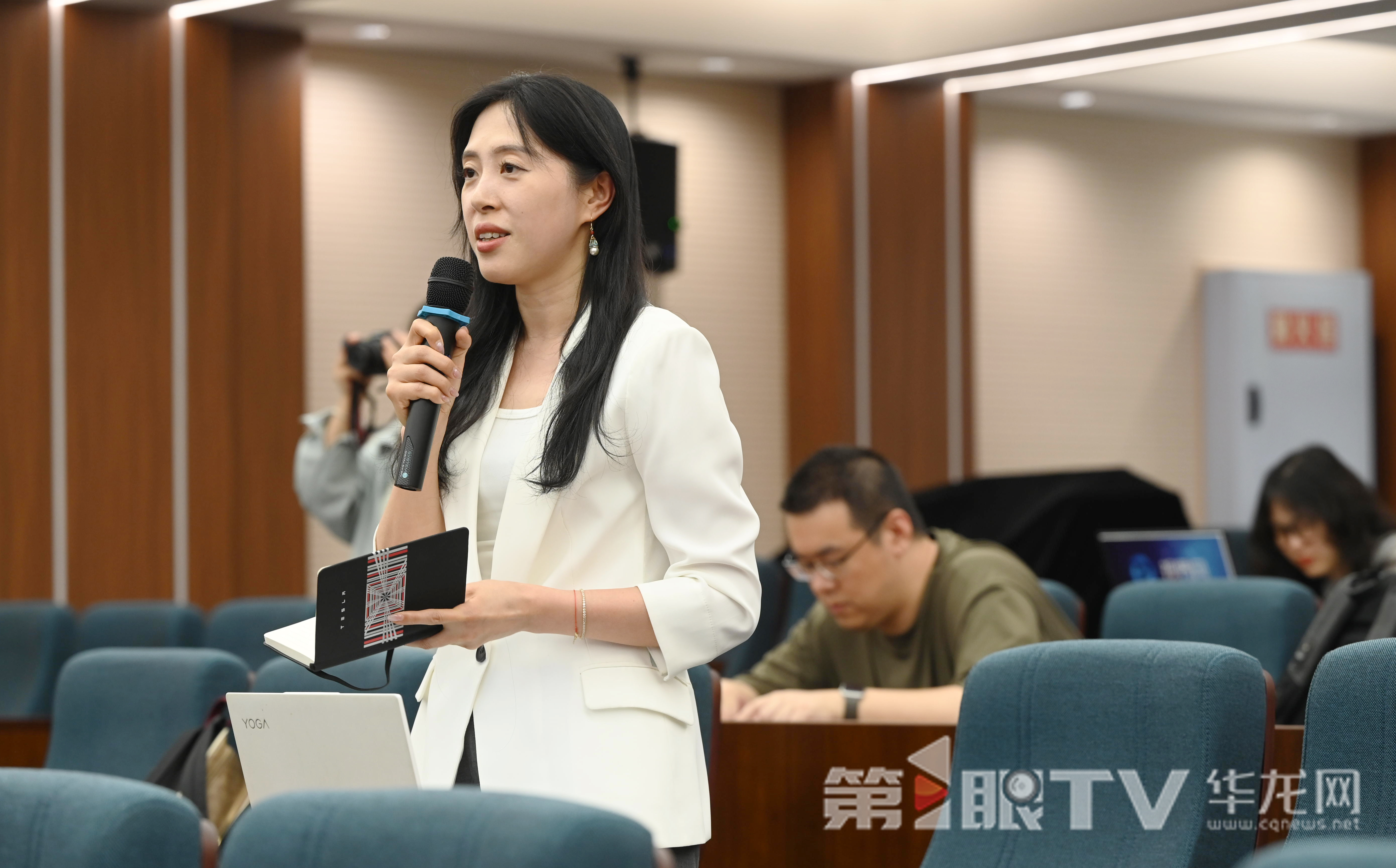 5月9日,《重庆市提升农村饮水质量专项行动方案(2025—2027年)》政策例行吹风会。图为现场记者提问。第1眼TV-华龙网记者 刘润 摄