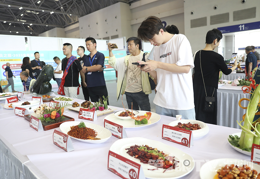 活动现场展出的美食吸引不少市民驻足观看。第1眼TV-华龙网首席记者 李文科 摄