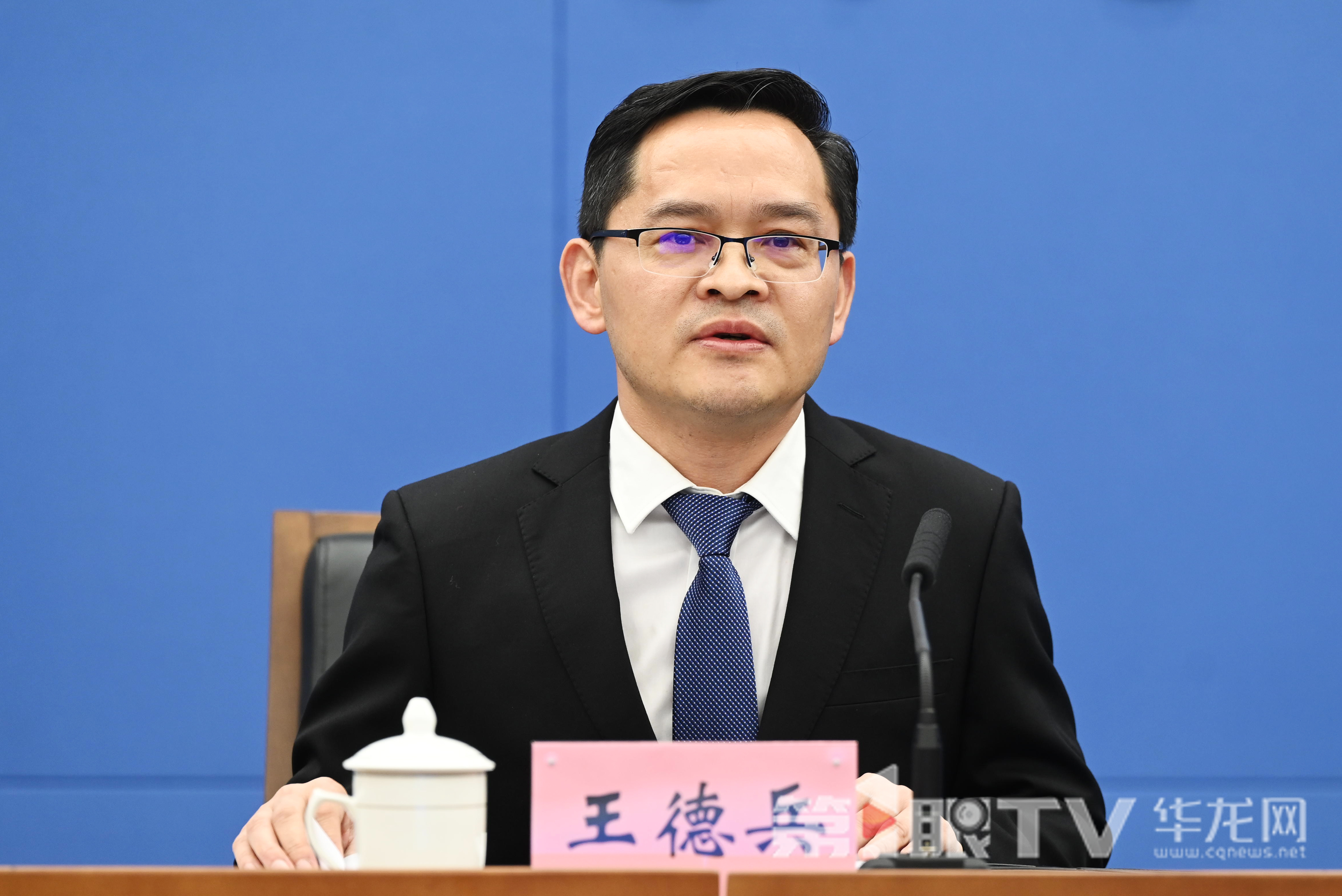 5月9日,《重庆市提升农村饮水质量专项行动方案(2025—2027年)》政策例行吹风会。图为市水利局党组成员、副局长、新闻发言人王德兵介绍相关情况。第1眼TV-华龙网记者 刘润 摄