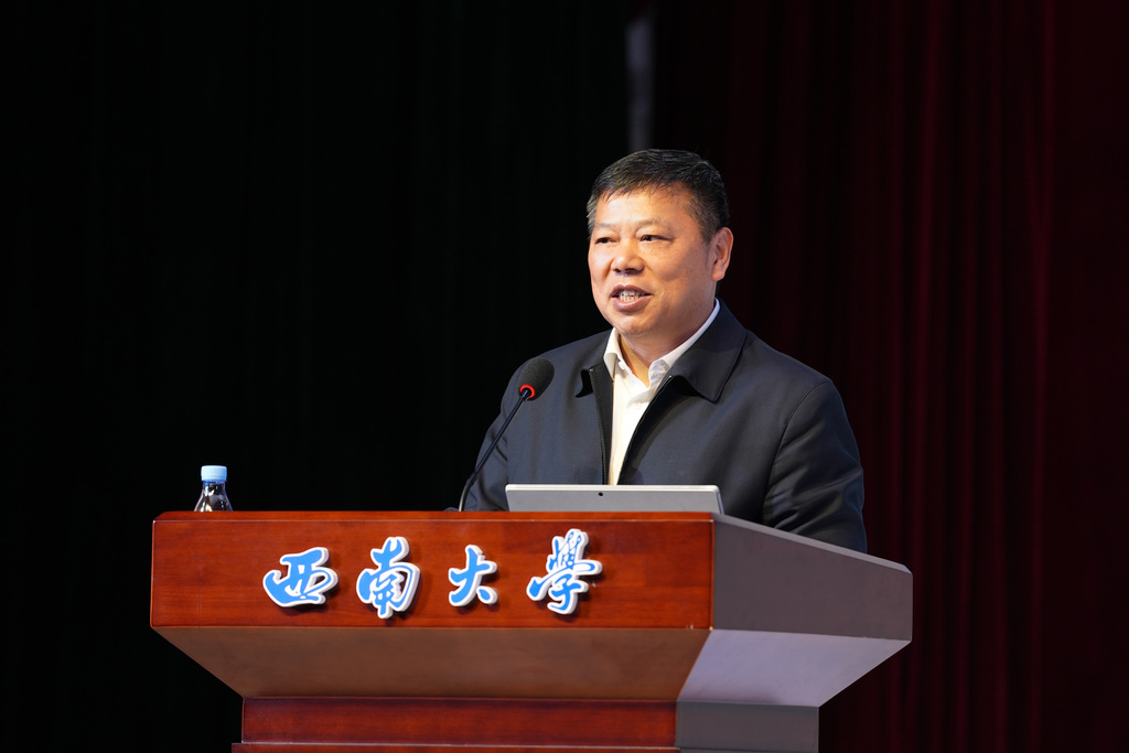 西南大学党委书记张卫国正在讲述。通讯员 周久淞 摄