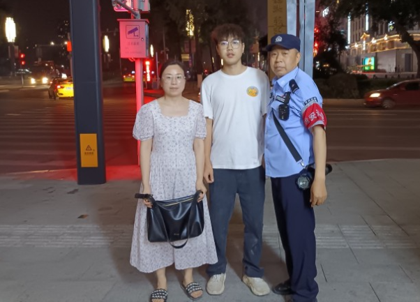 節(jié)日期間，重慶市公安局水上分局朝天門派出所輔警成善兵幫助游客找到遺失物品。江北城街道供圖 第1眼TV-華龍網(wǎng)發(fā)