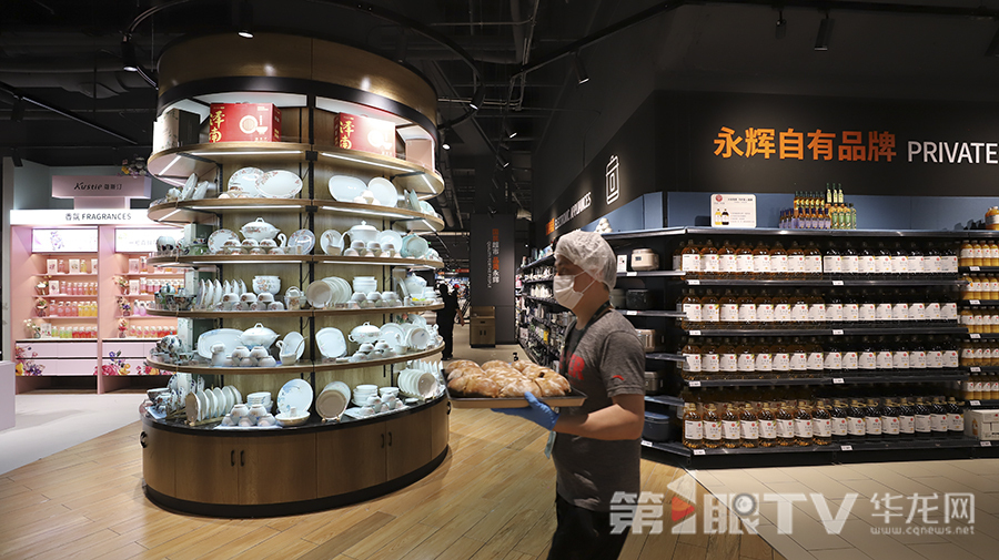 永辉超市重庆第四家调改门店——龙湖U城天街店,即将明日正式“开门迎客”。第1眼TV-华龙网首席记者 李文科 摄