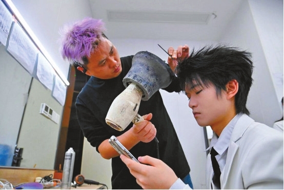 化妝師為網絡主播進行化妝造型。記者 孫凱芳 攝
