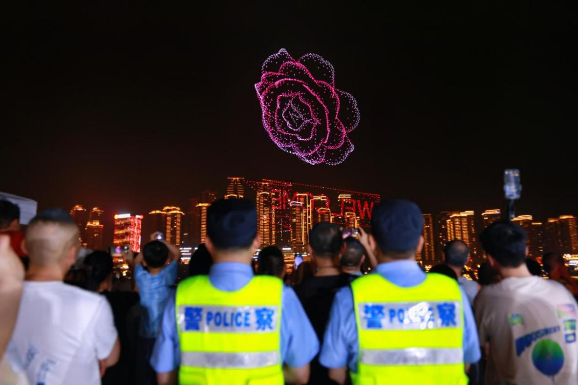 節(jié)日期間，江北城派出所執(zhí)勤民警保障節(jié)日無(wú)人機(jī)表演。江北城街道供圖 第1眼TV-華龍網(wǎng)發(fā)