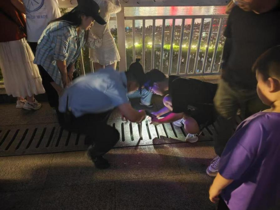 節(jié)日期間，江北城街道綜合服務(wù)隊(duì)執(zhí)勤隊(duì)員幫助市民游客。江北城街道供圖 第1眼TV-華龍網(wǎng)發(fā)