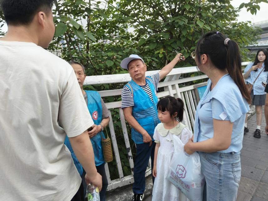節(jié)日期間，江北城街道志愿者在江灘公園疏導(dǎo)人流。江北城街道供圖 第1眼TV-華龍網(wǎng)發(fā)