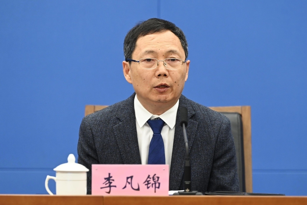 5月9日,《重庆市提升农村饮水质量专项行动方案(2025—2027年)》政策例行吹风会。图为市发展改革委二级巡视员李凡锦回答记者提问。第1眼TV-华龙网记者 刘润 摄