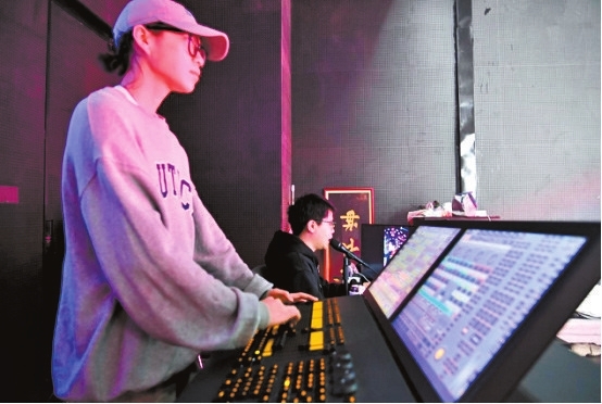 燈光師時刻注意著舞臺燈光效果。記者 孫凱芳 攝