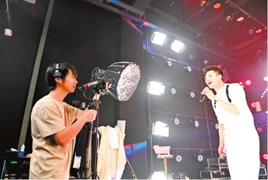 網絡主播正在進行歌唱表演。記者 孫凱芳 攝