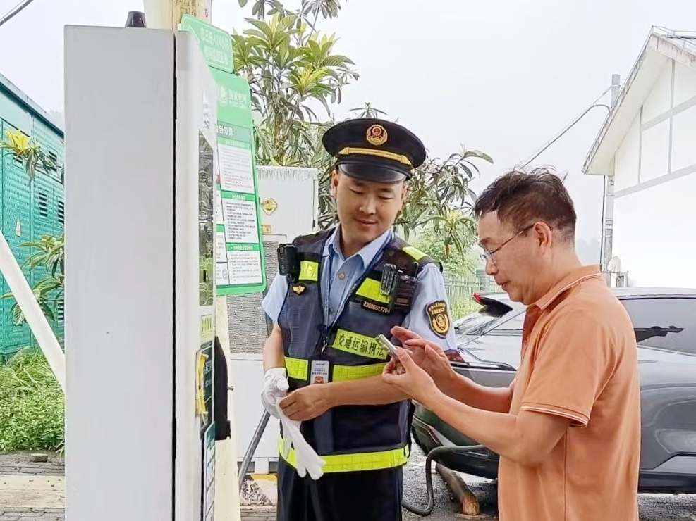 執法隊員在服務區充電樁為駕駛員提供引導服務。受訪者供圖