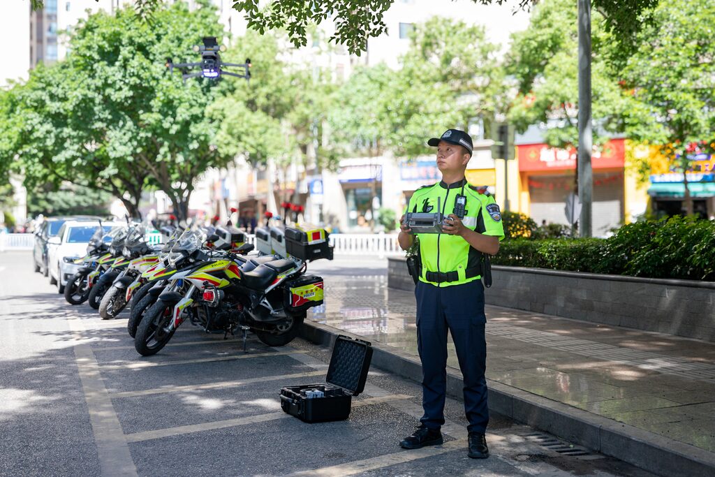 高考期間民警操控警用無(wú)人機(jī)開展巡邏。 警方供圖