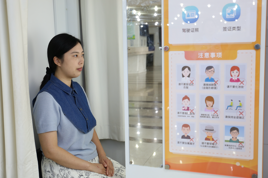 戴上领片的群众进行自助拍照。 警方供图