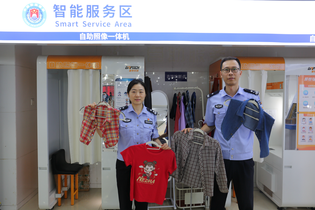 民警展示符合规范的深色领片及服装。 警方供图