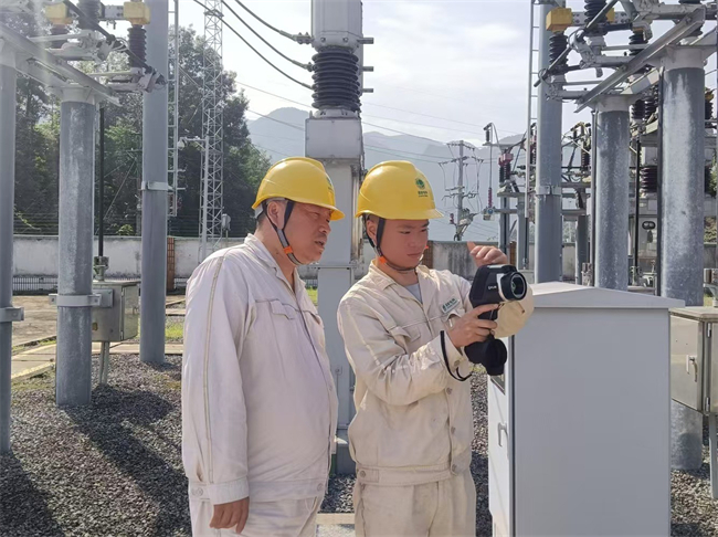 工作人員在變電站開展設(shè)備測溫工作。通訊員 儲瀟 攝