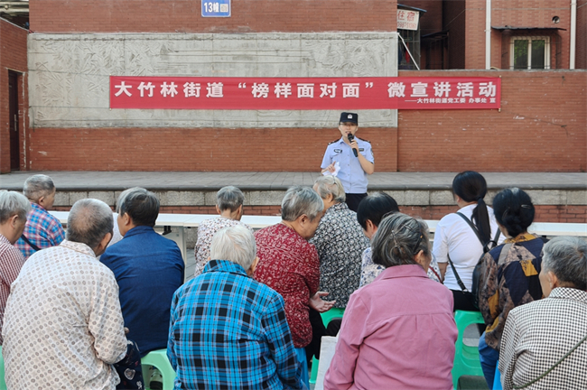 大竹林派出所社區(qū)民警王小敏。大竹林街道供圖