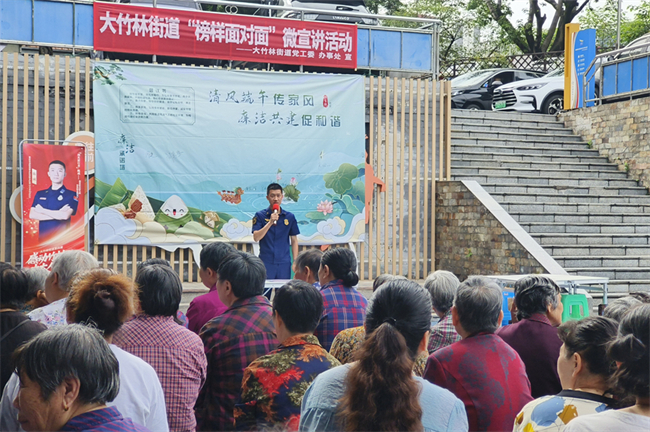 重慶市消防救援總隊(duì)特勤支隊(duì)黃山大道站消防員陳成。大竹林街道供圖