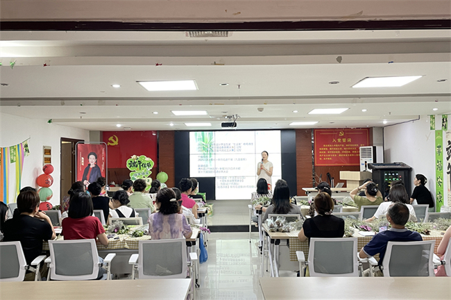 大竹林街道竹林社區(qū)學(xué)院老師龐健。大竹林街道供圖