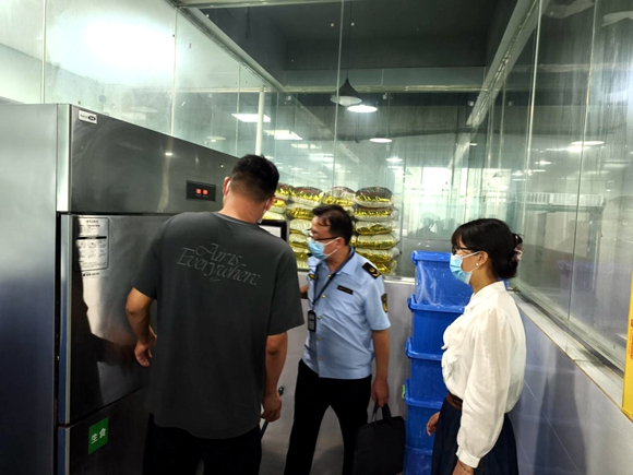 大足區市場監管局檢查中考供餐單位。大足區市場監管局供圖