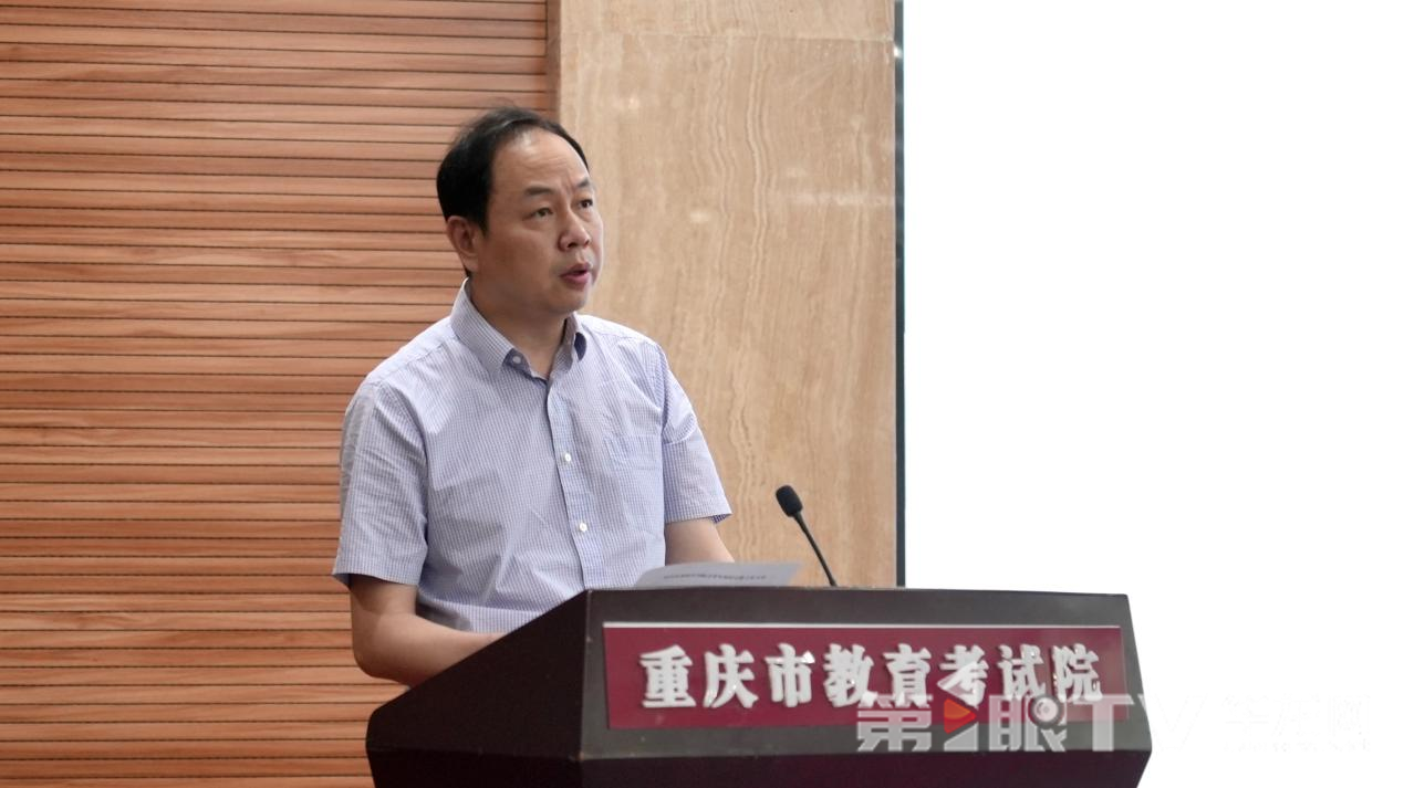 重庆市教育考试院相关负责人介绍情况。 第1眼TV-华龙网记者 刘钊 摄