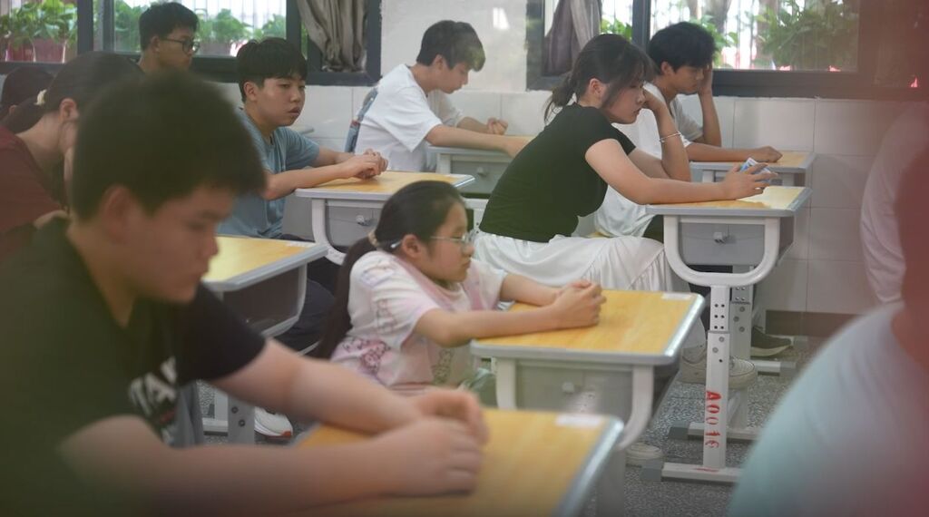 進入考場后等待考試的梁娜娜。通訊員 向煉 王曉宇 張中鑫 攝