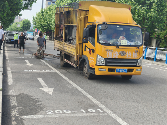 工作人員正在柳林路清除停車泊位。江津區(qū)城市管理局供圖 第1眼TV-華龍網(wǎng)發(fā)