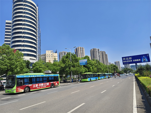 區(qū)中心醫(yī)院門口延長(zhǎng)公交港灣后整齊?？俊＝騾^(qū)城市管理局供圖 第1眼TV-華龍網(wǎng)發(fā)
