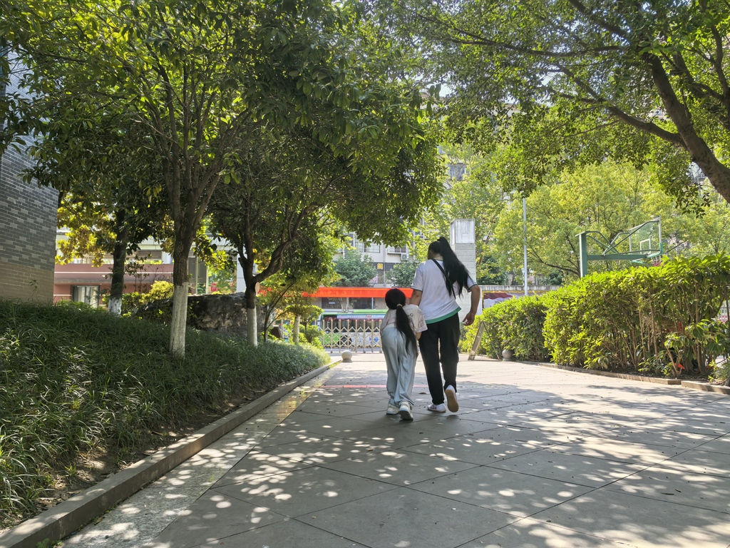 經過手術治療，梁娜娜已經可以走幾步了。通訊員 向煉 王曉宇 張中鑫 攝