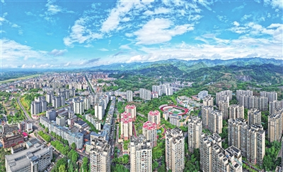 在藍天白云的掩映下，連綿起伏的群山、高樓林立的城區(qū)構成一幅城景交融的美麗畫卷。
