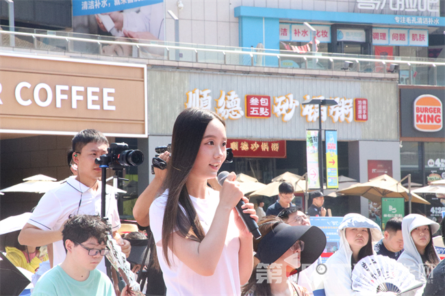 市民现场提问。第1眼TV-华龙网记者 殷睿 摄