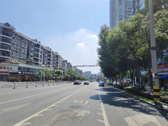鼎山大道設(shè)置可變導(dǎo)向車道。江津區(qū)城市管理局供圖 第1眼TV-華龍網(wǎng)發(fā)