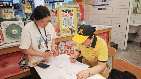 大足區市場監管局執法人員現場檢查連鎖快餐單位。大足區市場監管局供圖 第1眼TV-華龍網發