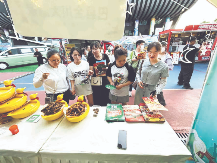 活動現場,市民品嘗巴南特色美食。 網友供圖