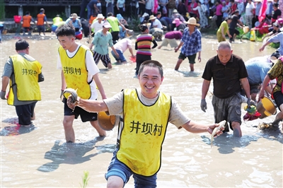 “萬石耕春”鄉(xiāng)村文化旅游活動(dòng)現(xiàn)場(chǎng)，參加稻田摸魚比賽的村民開心地展示“戰(zhàn)績(jī)”。記者 向成國 攝