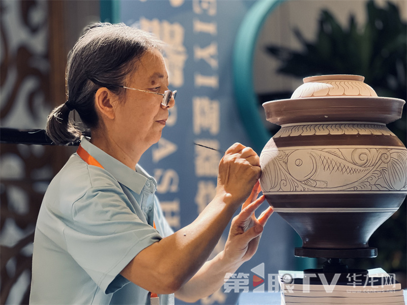 現場展示的榮昌陶制作技藝。第1眼TV-華龍網記者 曹建 攝