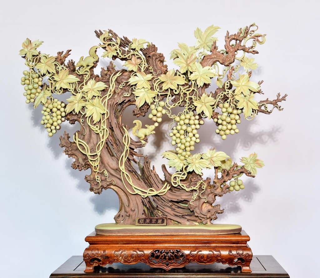 刘能风雕刻作品《硕果累累》(紫袍玉),2021年10月入围第十五届中国民间文艺山花奖