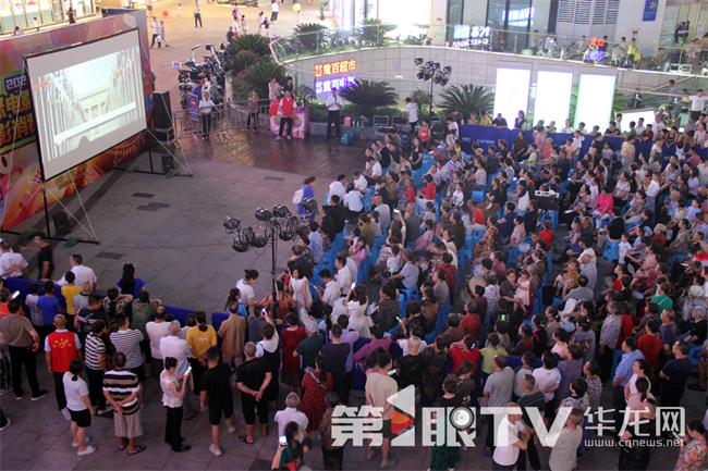 當晚，永川區7個露天電影放映點播放電影，吸引超3000名觀眾現場觀看。第1眼TV-華龍網 張穎綠蕎 攝