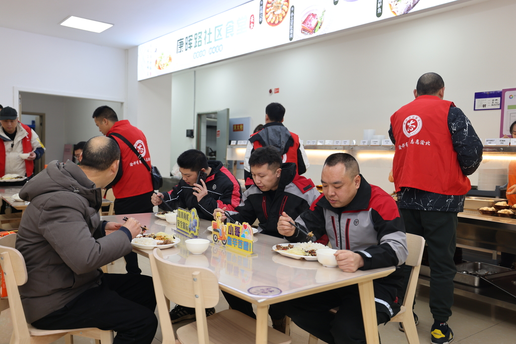 渝北区回兴街道康晖路社区食堂为快递小哥提供“爱‘新’套餐”。