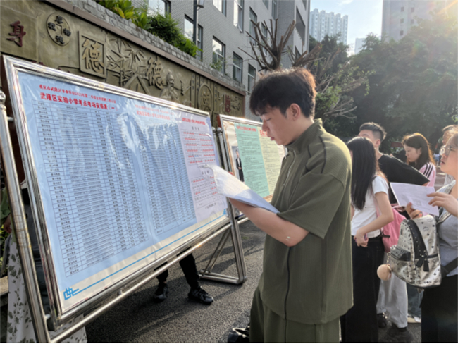 考生正在查看考場安排。武隆區融媒體中心供圖