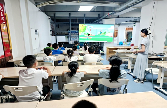 觀看情景小劇場。兩路街道辦事處供圖