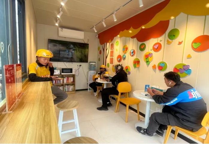 外卖小哥在“津新驿站”休息。