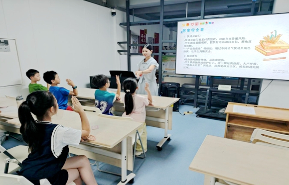 青少年們積極提問。兩路街道辦事處供圖