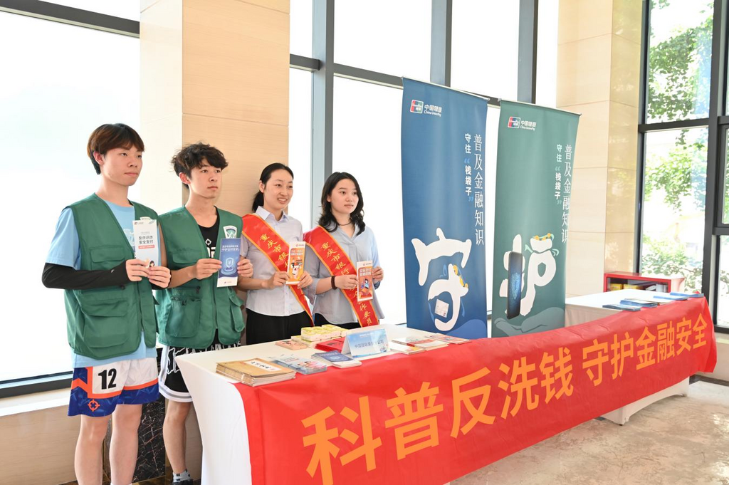 中国银联重庆分公司在校园宣讲中与青年志愿者合影。宋昱辉摄