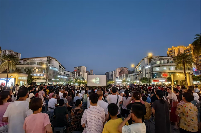 市民在永川人民廣場露天放映點觀影。永川區委宣傳部供圖 第1眼TV-華龍網發